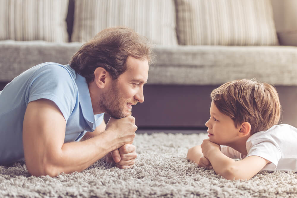 La comunicación en casa es una de las grandes potencialidades que podemos usar para aumentar la autoestima de los hijos porque trabaja el hecho de que sientan que tienen un lugar importante en la familia