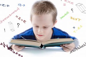 niño con dislexia lee con dificultad