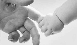 Los gestos de cariño durante la primera infancia son fundamentales para generar un apego seguro y una futura personalidad fuerte