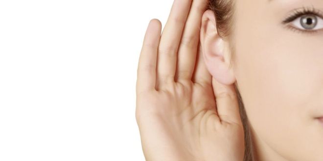 mujer-con-la-mano-en-la-oreja - El arte de la comunicación: la escucha activa.