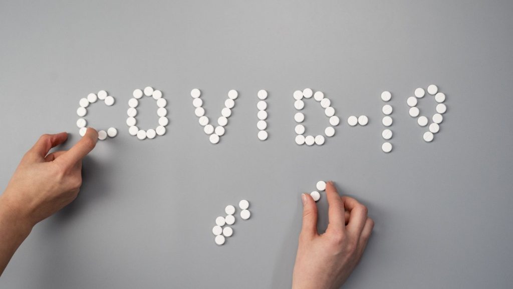COVID-19 escrito con pastillas