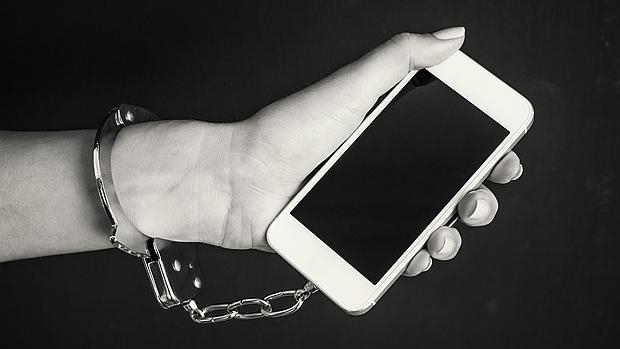El 50% de los adolescentes  se considera adicto al móvil