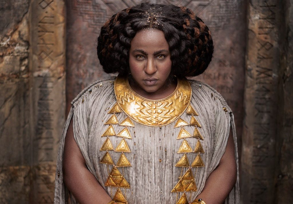 Disa (interpretada por Sophia Domvete en la serie Los anillos de poder, lo tiene todo: mujer, negra y princesa.  