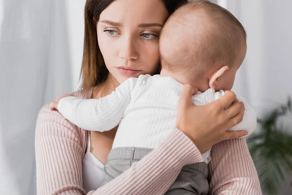Mamá llorona es sólo un cliché, una manera de explicar un estilo de maternidad basado en la culpabilidad y cierta falta de habilidades para la crianza 